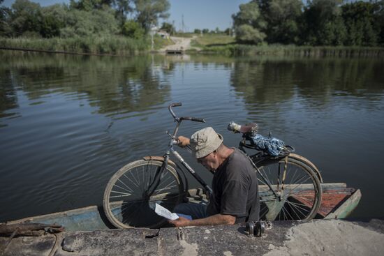 Переправа через реку Северский Донец, разделяющую ЛНР и Украину