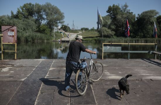 Переправа через реку Северский Донец, разделяющую ЛНР и Украину