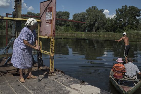 Переправа через реку Северский Донец, разделяющую ЛНР и Украину