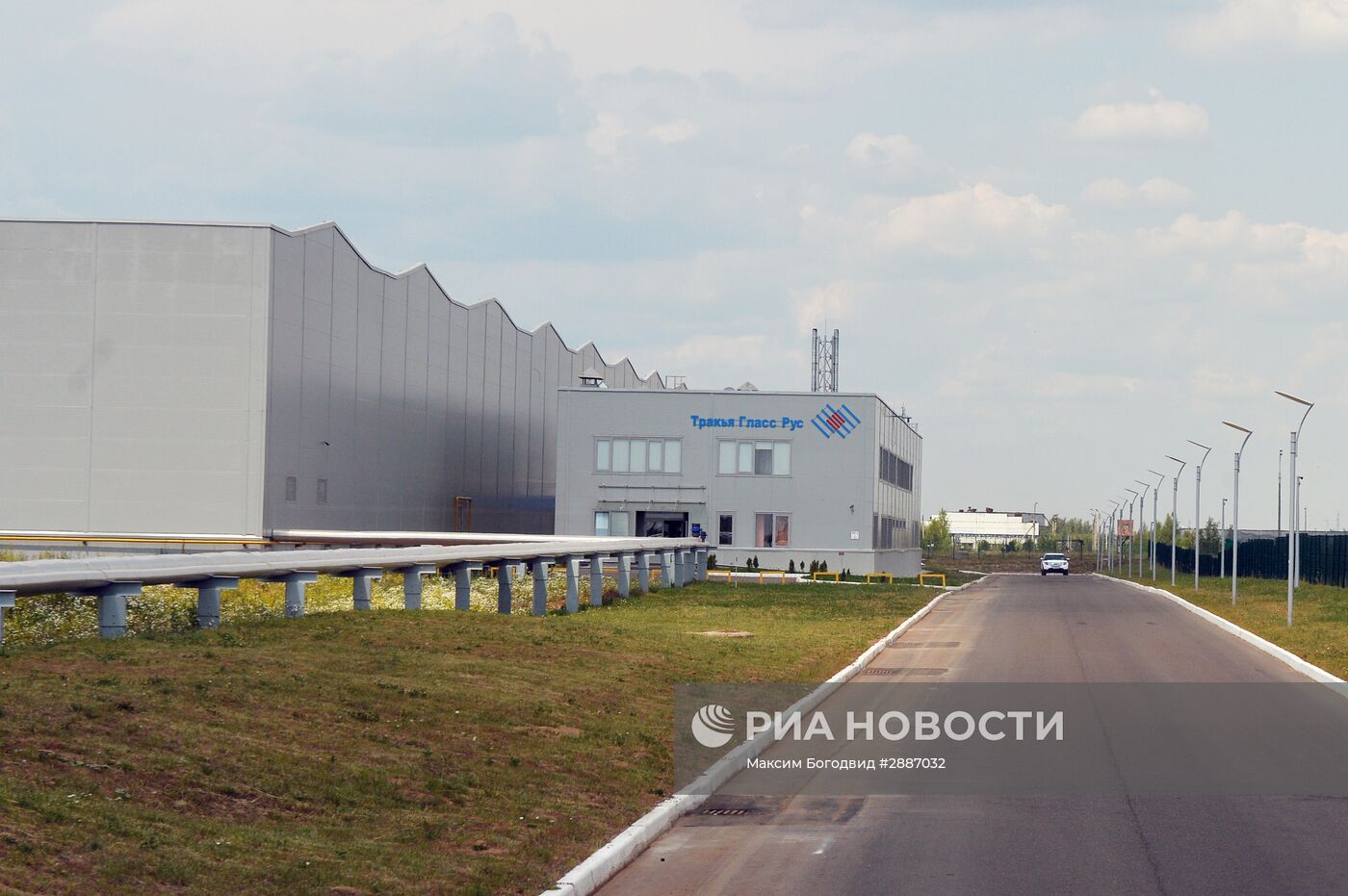 Работа завода по производству стекла "Тракья Гласс Рус" в Татарстане