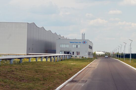 Работа завода по производству стекла "Тракья Гласс Рус" в Татарстане