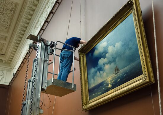 Демонтаж экспозиции произведений И. К. Айвазовского для отправки на выставку в Третьяковскую галерею