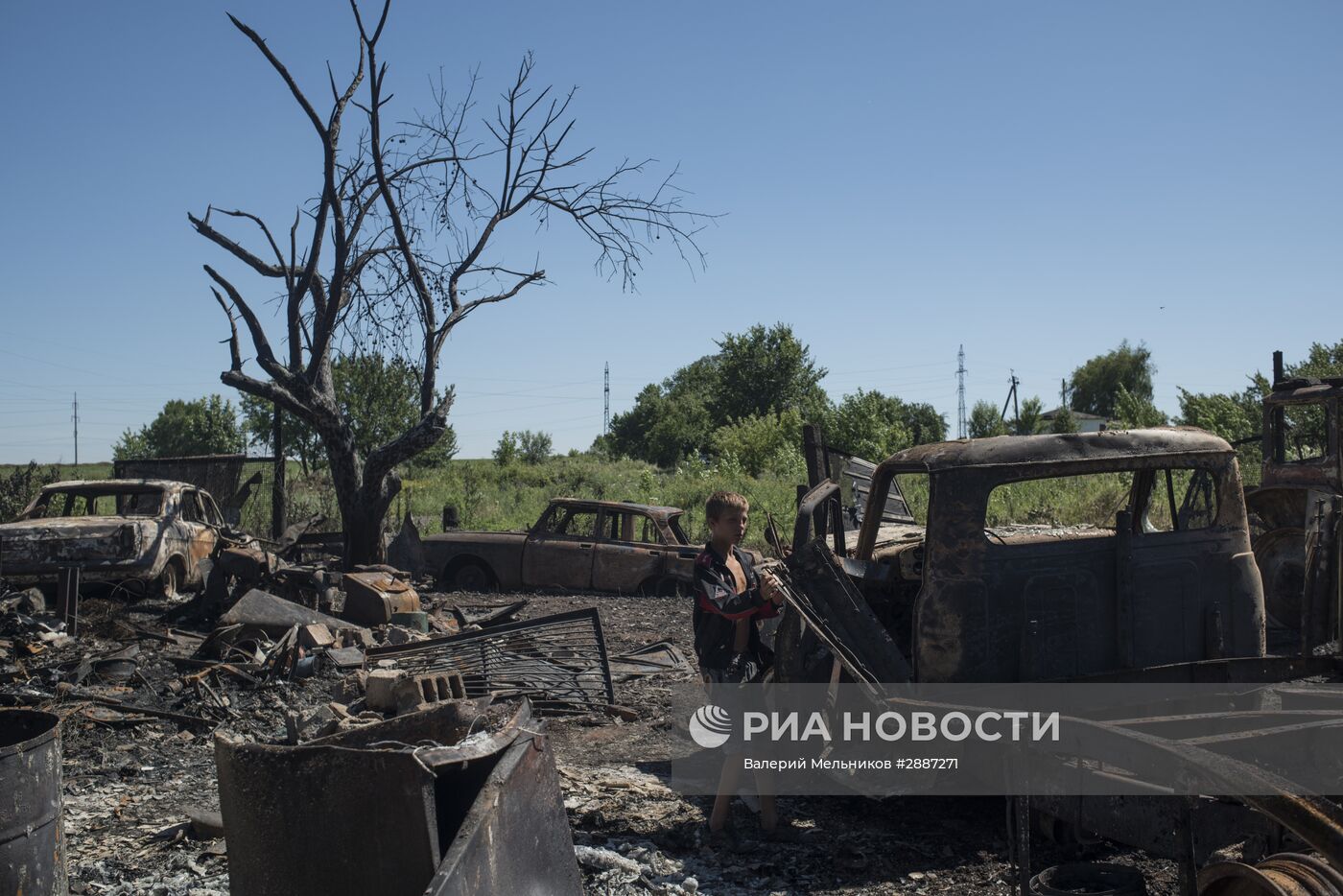 Последствия обстрела поселка Лозовое в Донецкой области