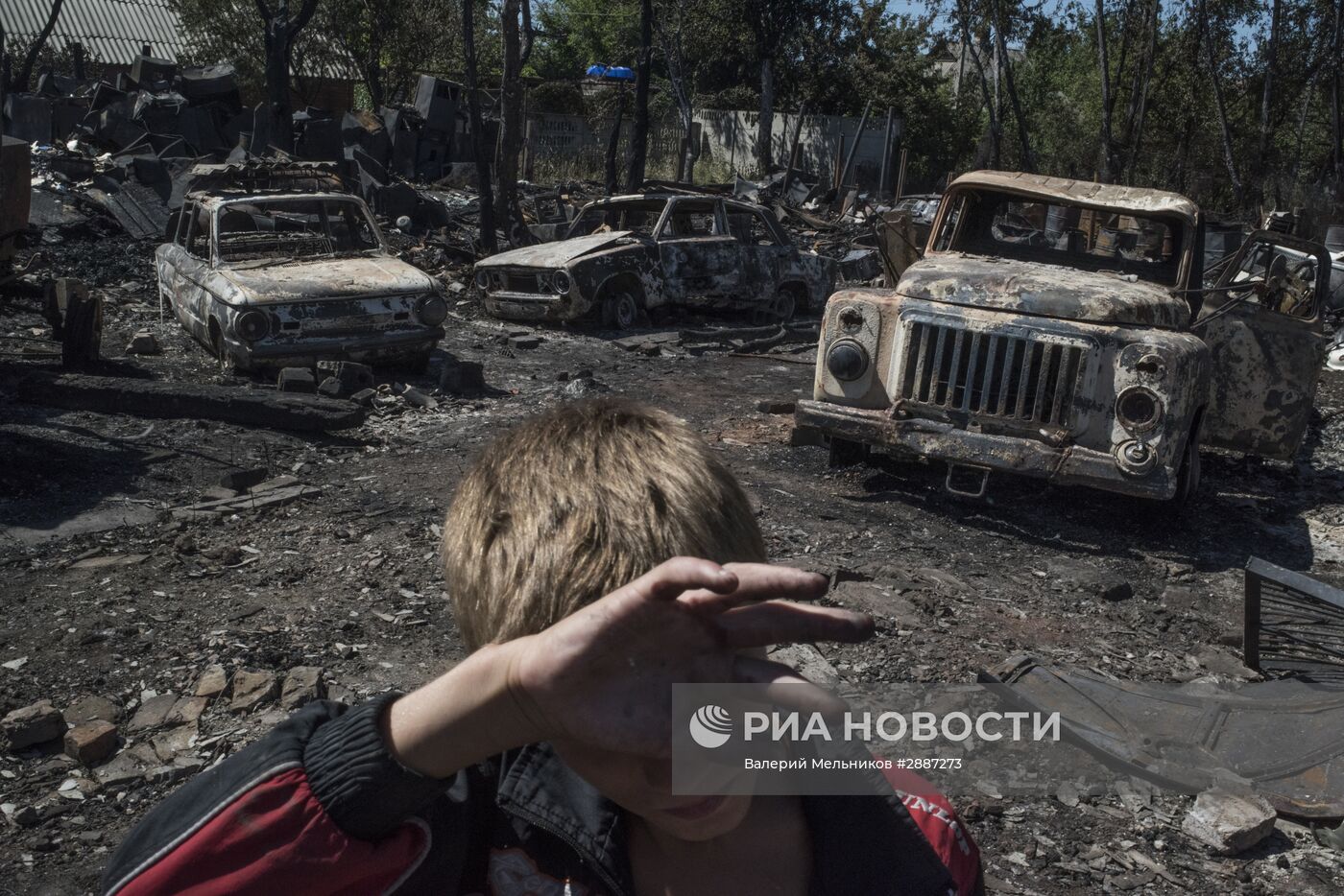 Последствия обстрела поселка Лозовое в Донецкой области
