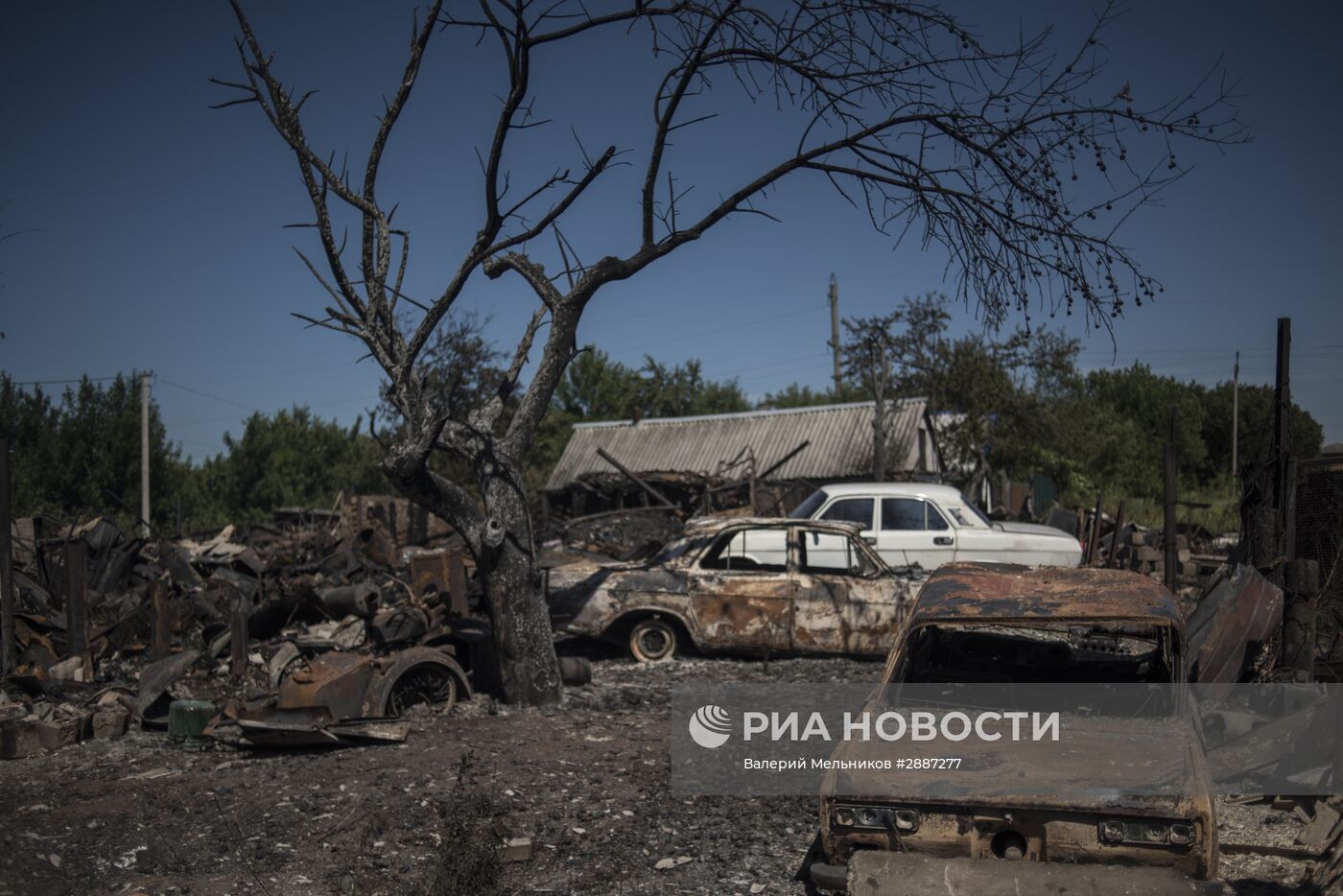 Последствия обстрела поселка Лозовое в Донецкой области