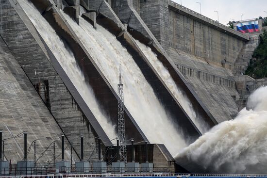 Сброс воды на Бурейской ГЭС