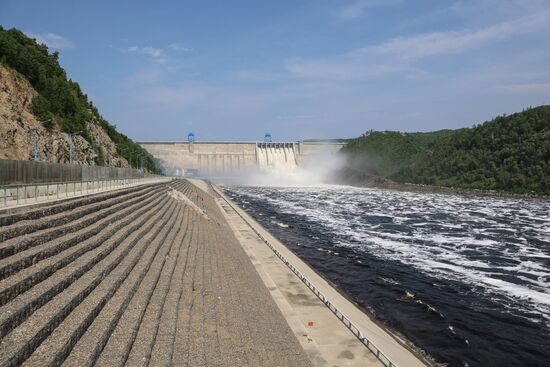 Сброс воды на Бурейской ГЭС