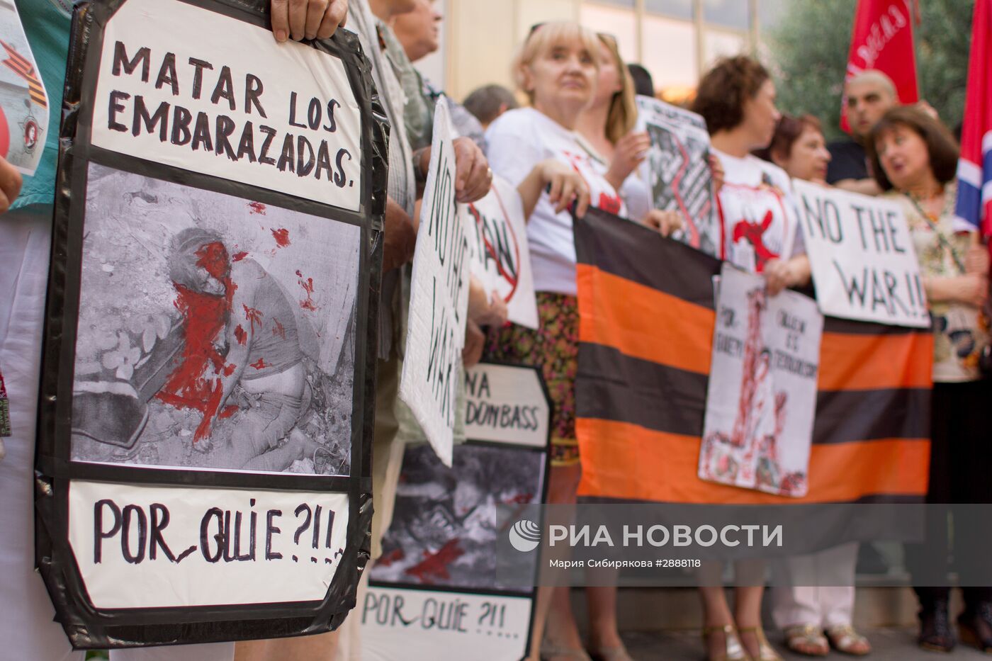 Акция протеста против войны на Донбассе у консульства Украины в Барселоне