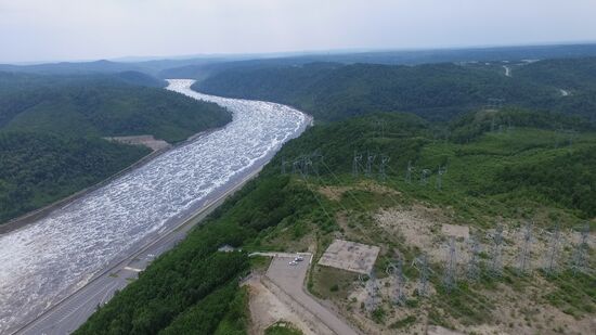 Сброс воды на Бурейской ГЭС