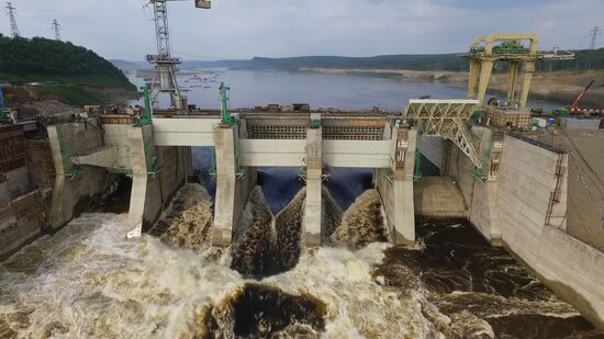 Сброс воды на Бурейской ГЭС