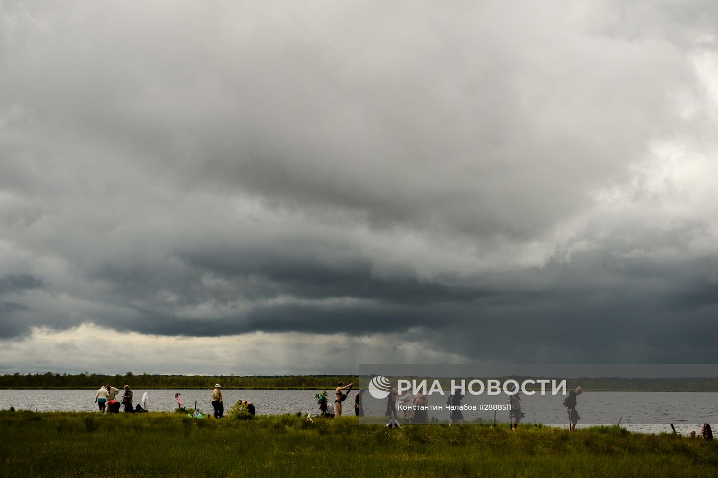 Крестный ход к Святому озеру в деревне Менюша Новгородской области