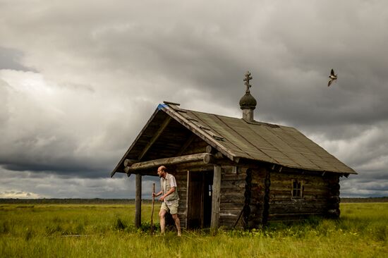 Крестный ход к Святому озеру в деревне Менюша Новгородской области