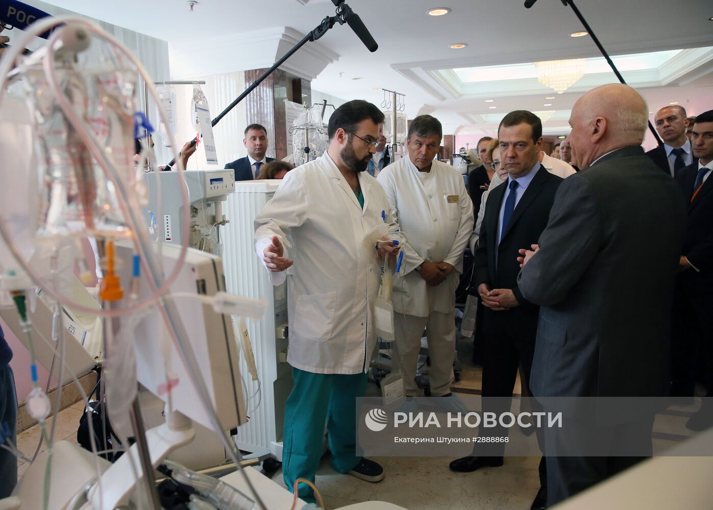 Премьер-министр РФ Д. Медведев посетил Научный центр сердечно-сосудистой хирургии им. А.Н. Бакулева.