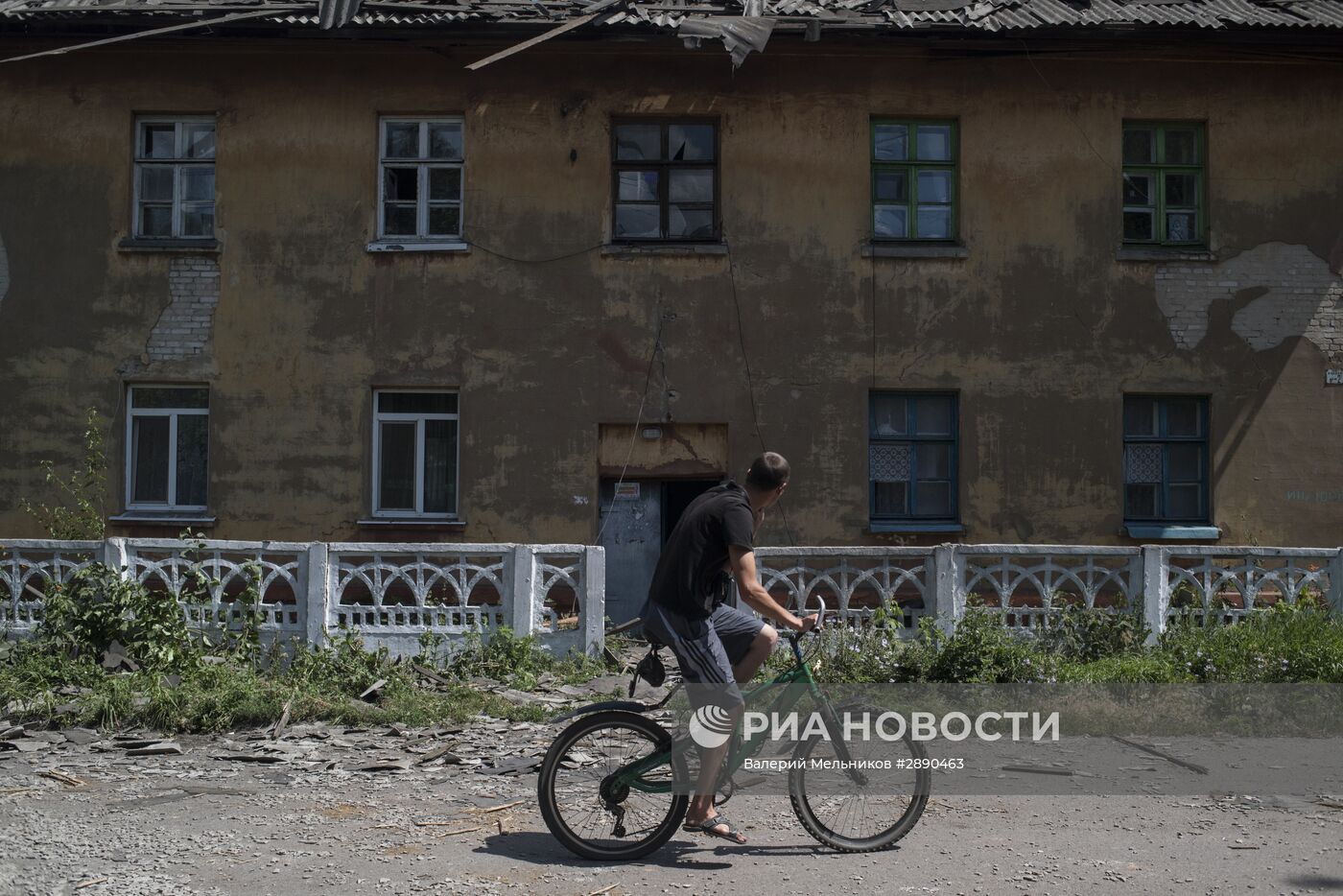 Последствия обстрела поселка Никитовка в Донецкой области