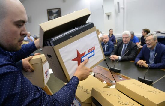 Подача документов партией "Родина" на регистрацию своих кандидатов в ЦИК России