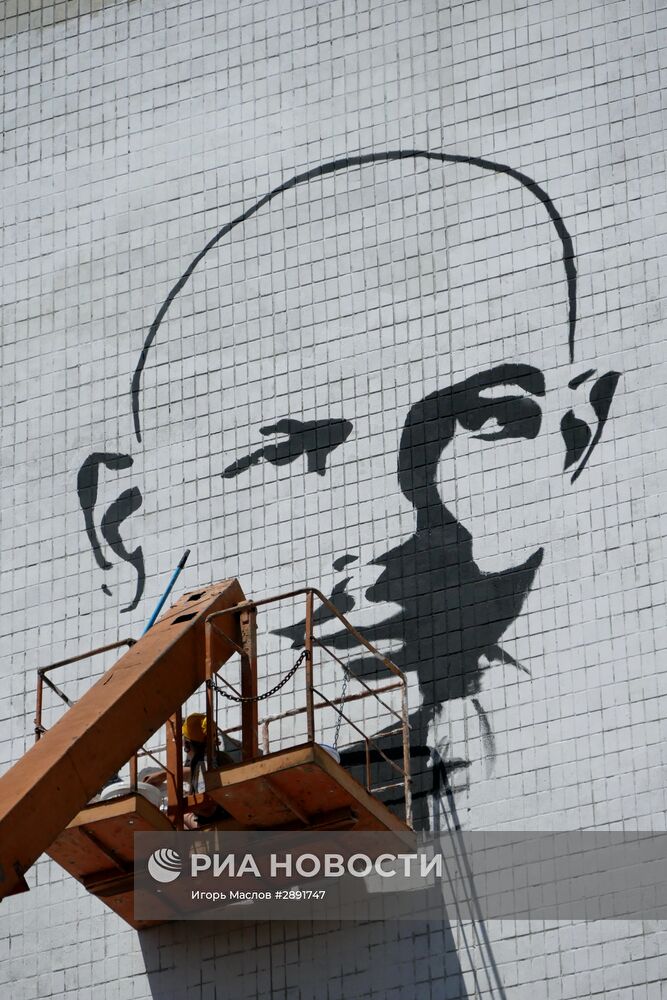 В Донецке создают граффити-портрет журналиста Олеся Бузины