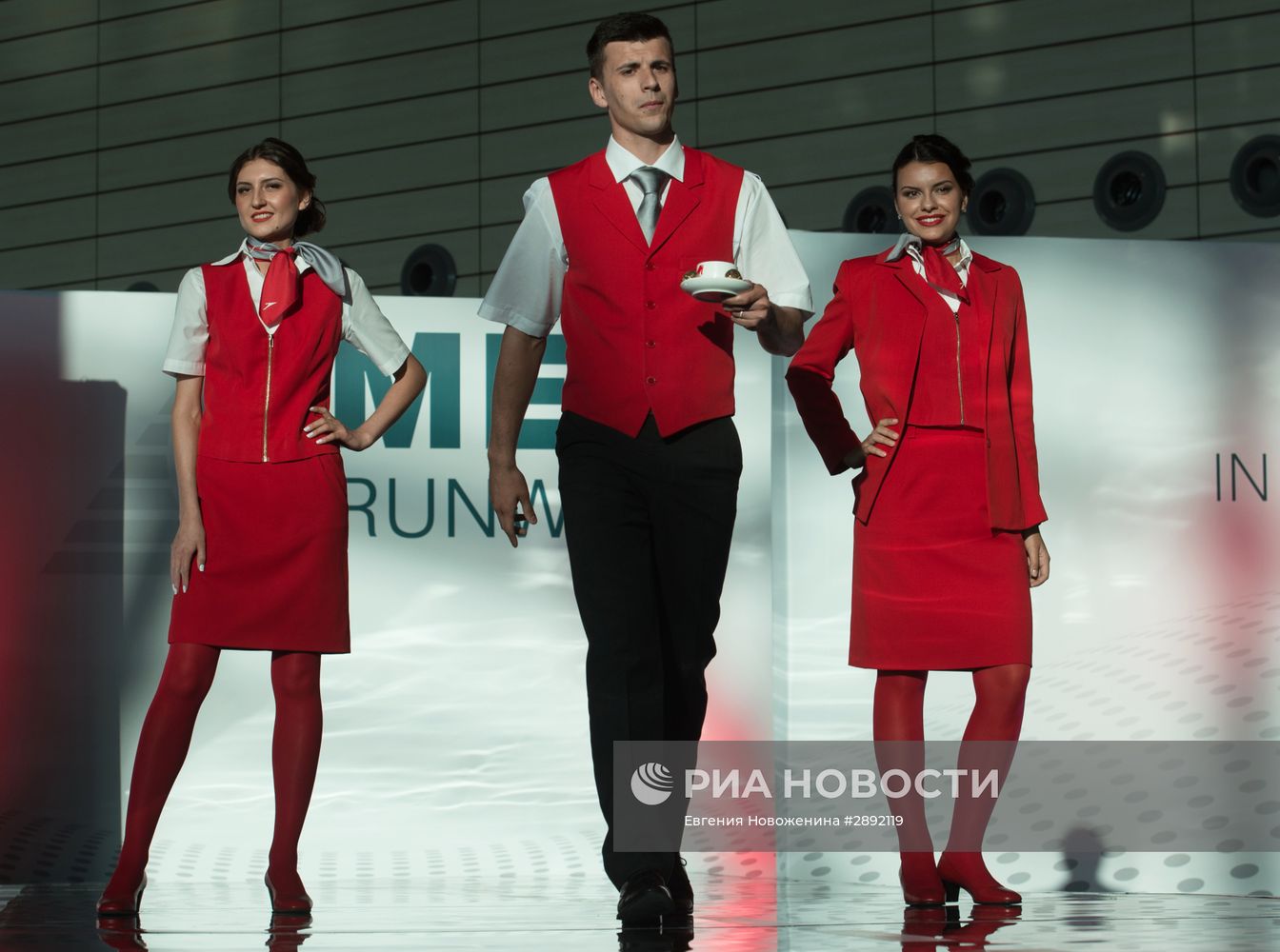 Показ высокой авиационной моды "DME Runway"