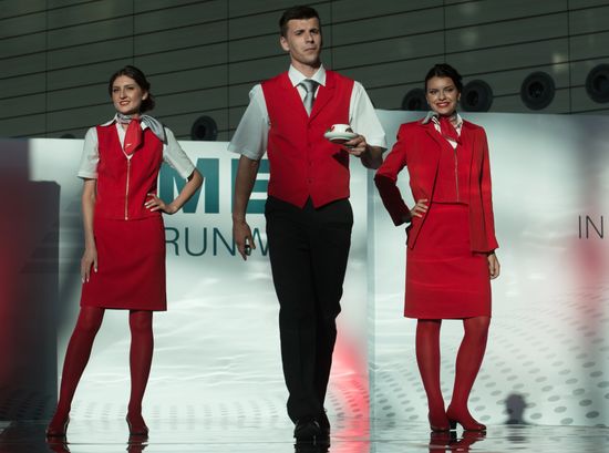 Показ высокой авиационной моды "DME Runway"