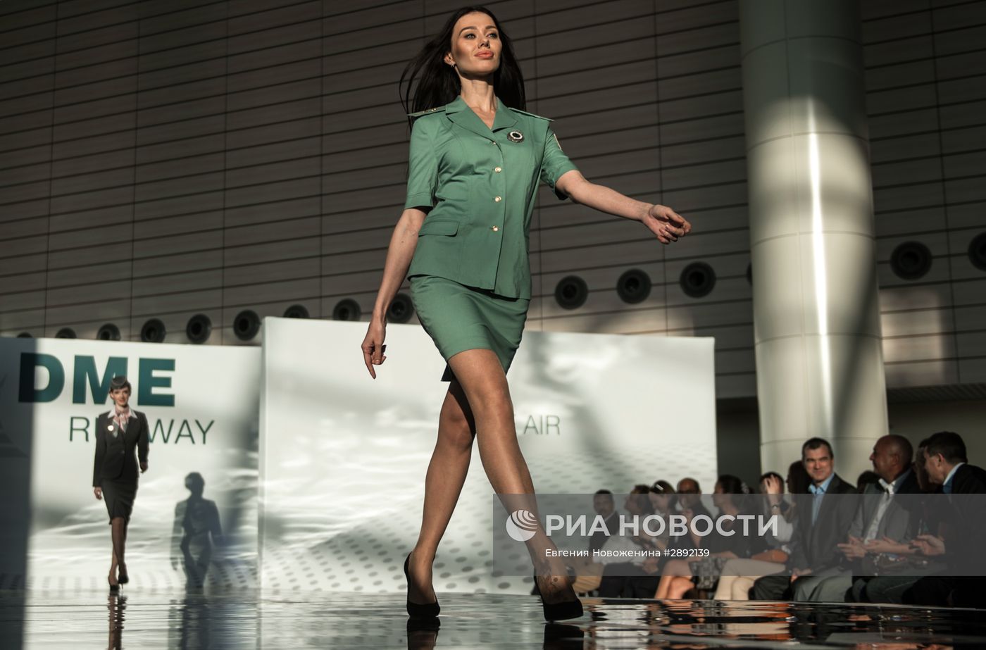 Показ высокой авиационной моды "DME Runway"