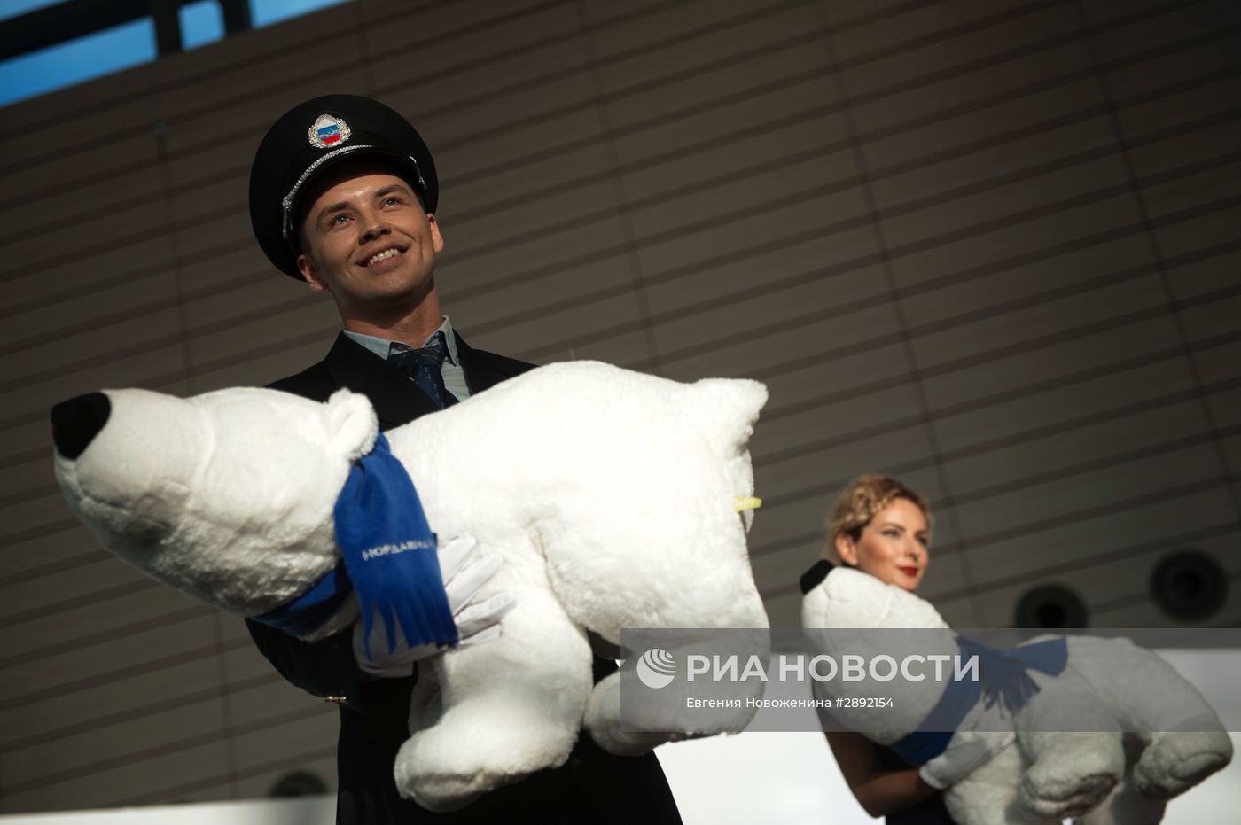 Показ высокой авиационной моды "DME Runway"