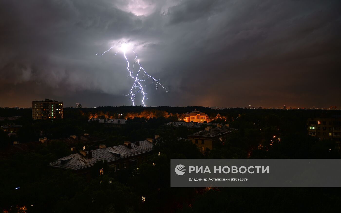 Ливень и штормовой ветер в Москве
