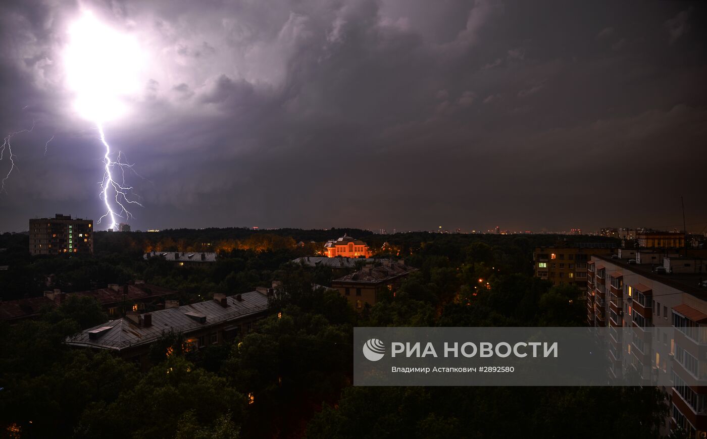 Ливень и штормовой ветер в Москве