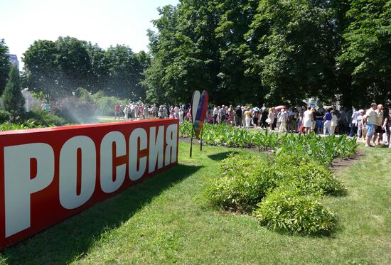 Акция протеста в Донецке против невыполнения Украиной Минских соглашений