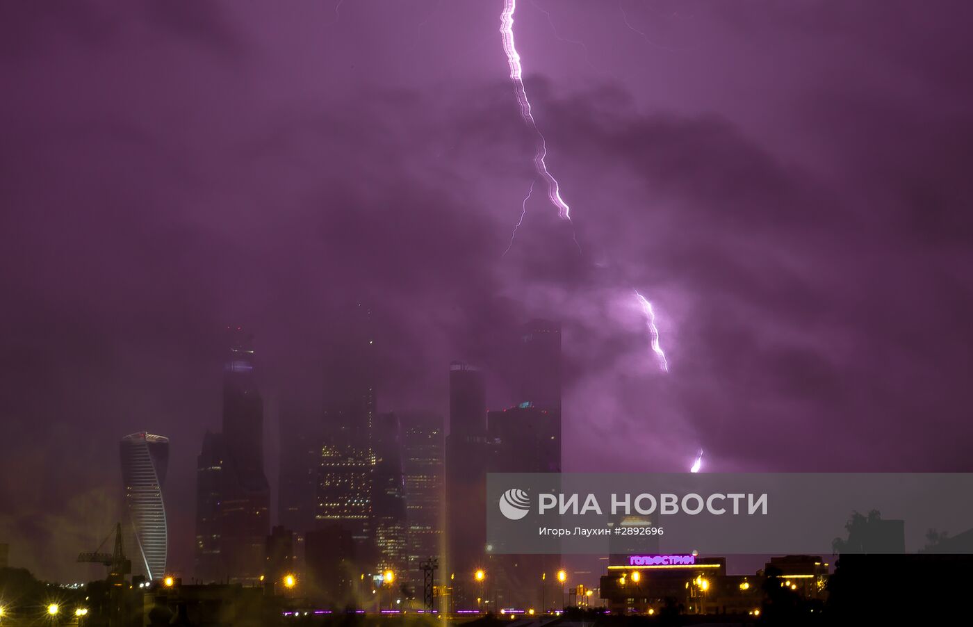 Ливень и штормовой ветер в Москве
