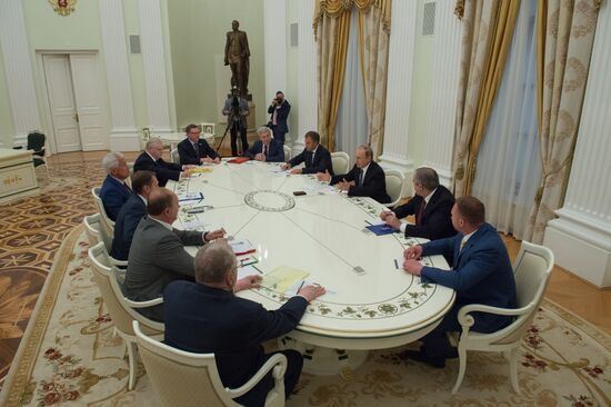 Рабочая встреча президента РФ В. Путина с руководителями фракций Госдумы РФ