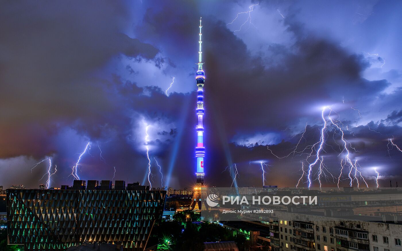 Ливень и штормовой ветер в Москве