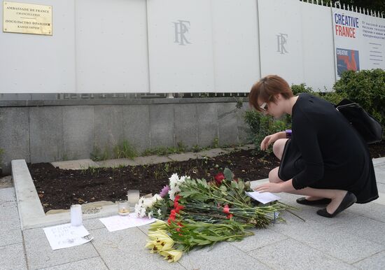 Цветы в память о погибших в Ницце у посольства Франции