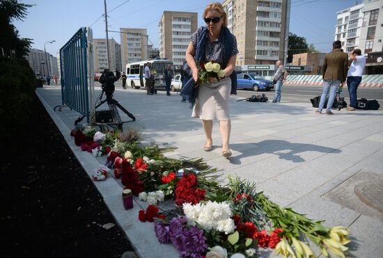 Цветы в память о погибших в Ницце у посольства Франции