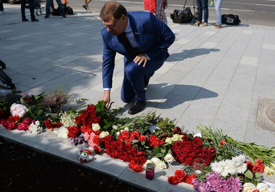 Цветы в память о погибших в Ницце у посольства Франции