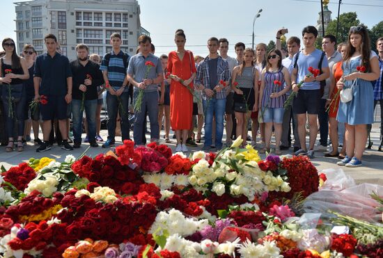 Цветы в память о погибших в Ницце у посольства Франции