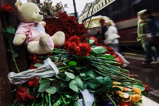 Цветы в память о погибших в Ницце у консульства Франции в Санкт-Петербурге