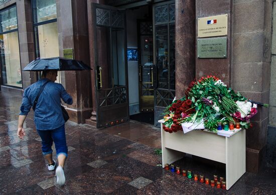 Цветы в память о погибших в Ницце у консульства Франции в Санкт-Петербурге