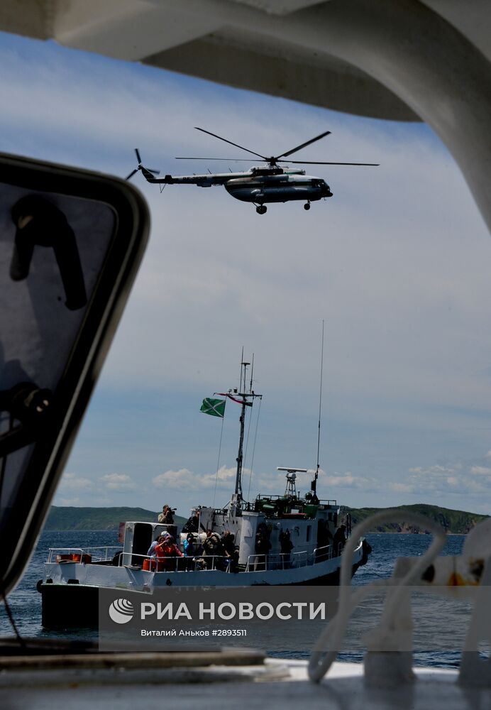 Учения Дальневосточного таможенного управления по освобождению бойцами СОБР захваченного контрабандистами судна