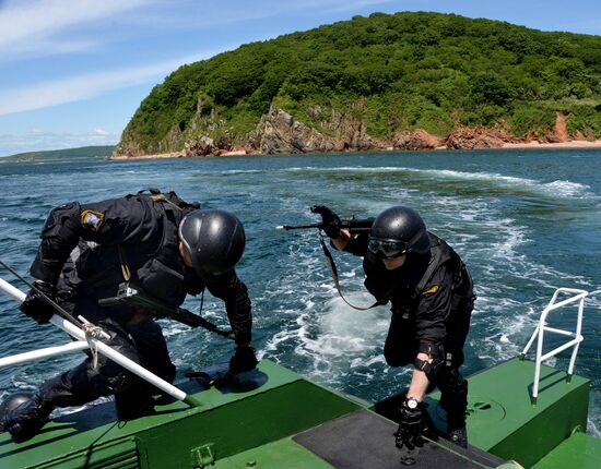 Учения Дальневосточного таможенного управления по освобождению бойцами СОБР захваченного контрабандистами судна