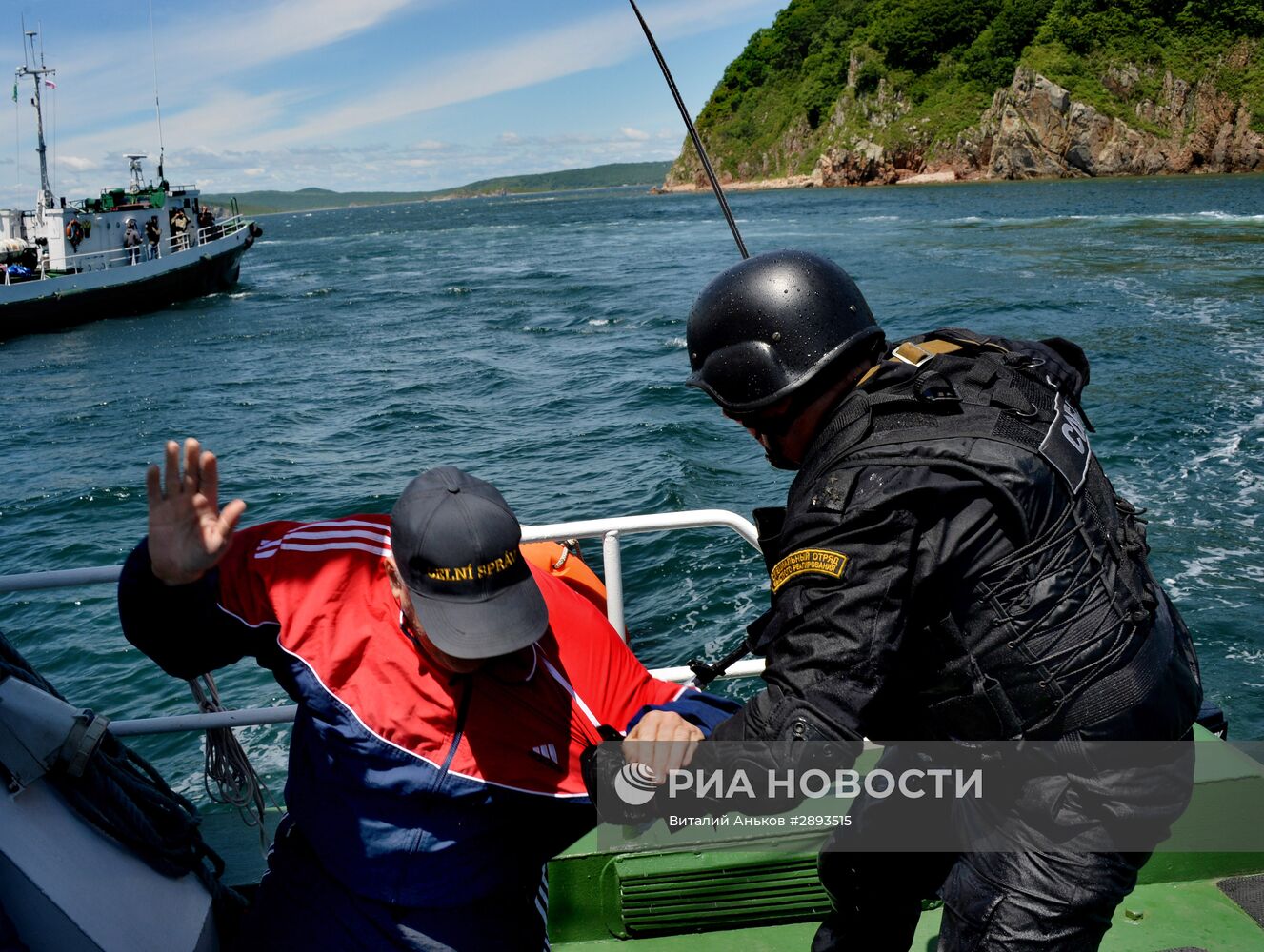 Учения Дальневосточного таможенного управления по освобождению бойцами СОБР захваченного контрабандистами судна