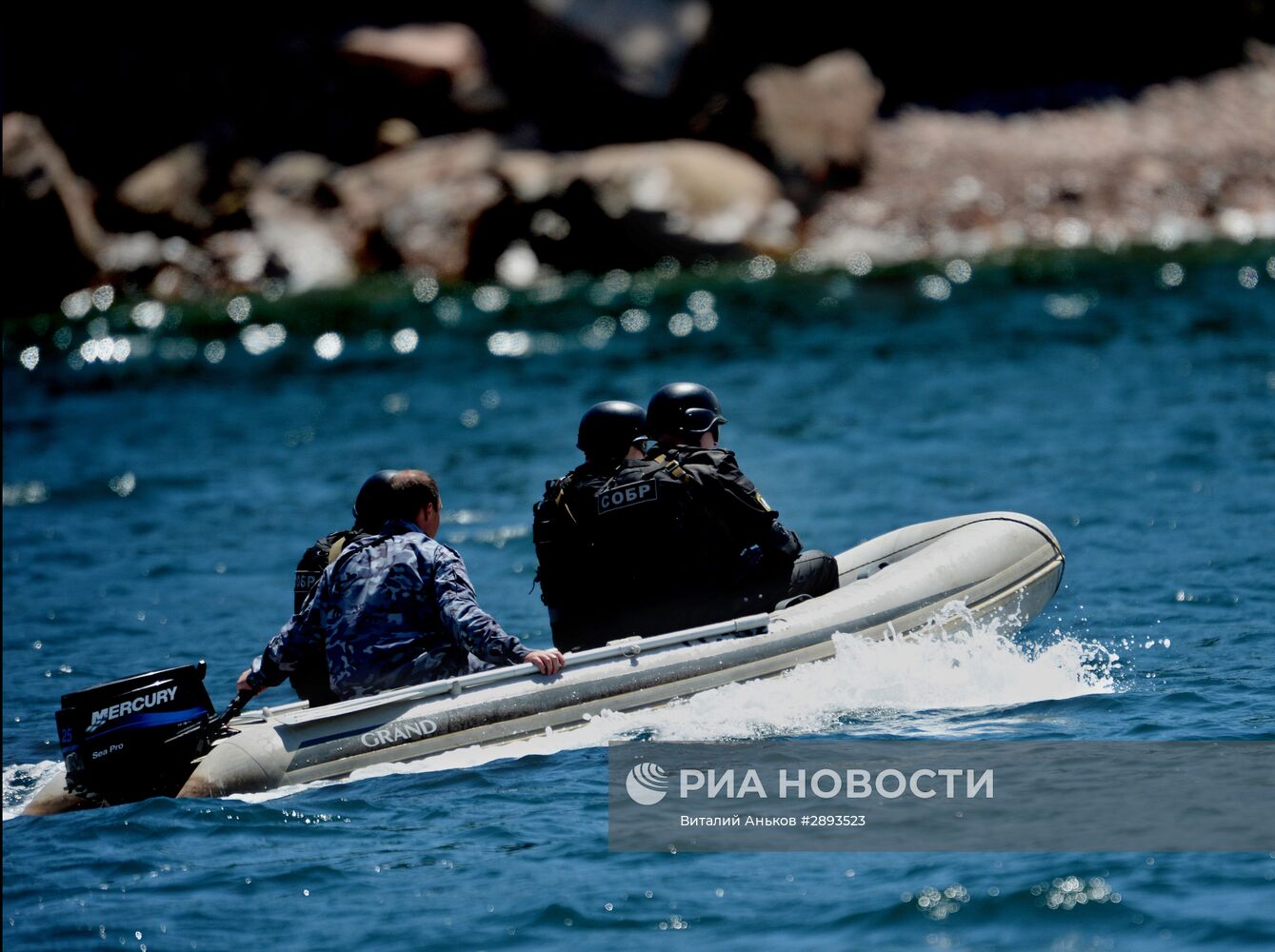 Учения Дальневосточного таможенного управления по освобождению бойцами СОБР захваченного контрабандистами судна