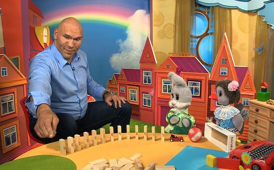 Николай Валуев стал ведущим детской передачи "Спокойной ночи, малыши!"