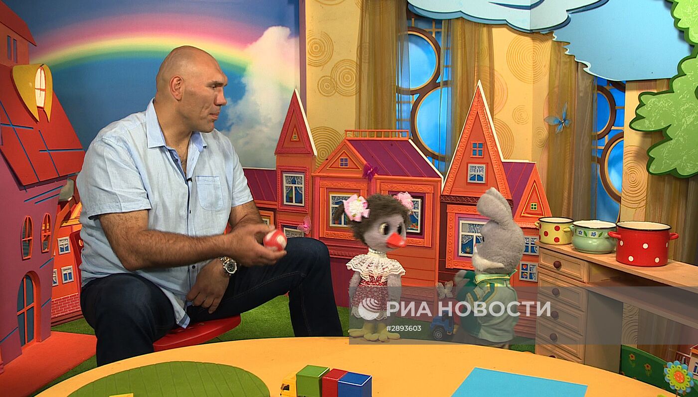 Николай Валуев стал ведущим детской передачи "Спокойной ночи, малыши!"