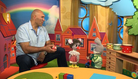 Николай Валуев стал ведущим детской передачи "Спокойной ночи, малыши!"