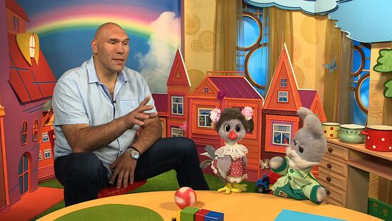 Николай Валуев стал ведущим детской передачи "Спокойной ночи, малыши!"