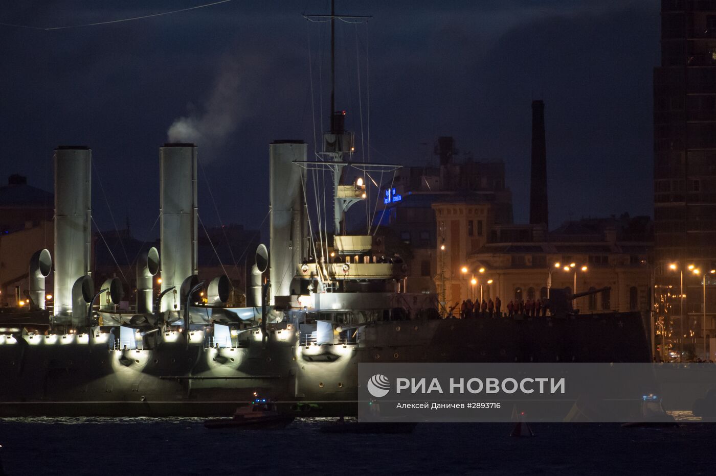 Буксировка крейсера "Аврора" к месту постоянной стоянки на Петроградскую набережную