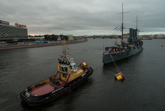 Буксировка крейсера "Аврора" к месту постоянной стоянки у Петроградской набережной