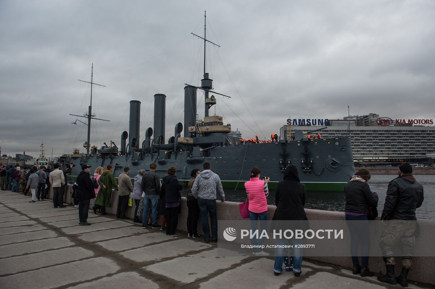 Буксировка крейсера "Аврора" к месту постоянной стоянки у Петроградской набережной