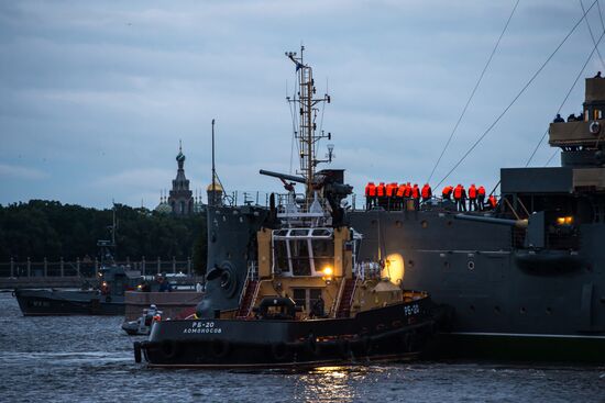 Буксировка крейсера "Аврора" к месту постоянной стоянки у Петроградской набережной