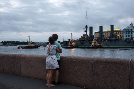 Буксировка крейсера "Аврора" к месту постоянной стоянки у Петроградской набережной