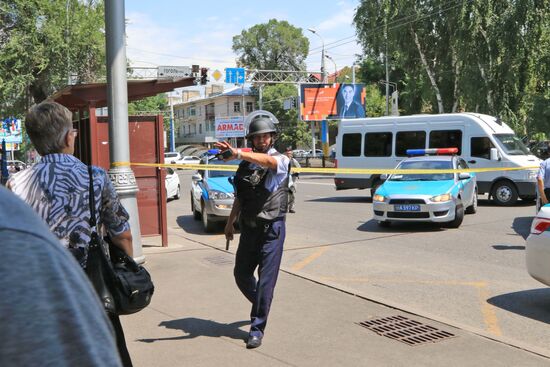 Последствия перестрелки возле отделения полиции в Алма-Ате